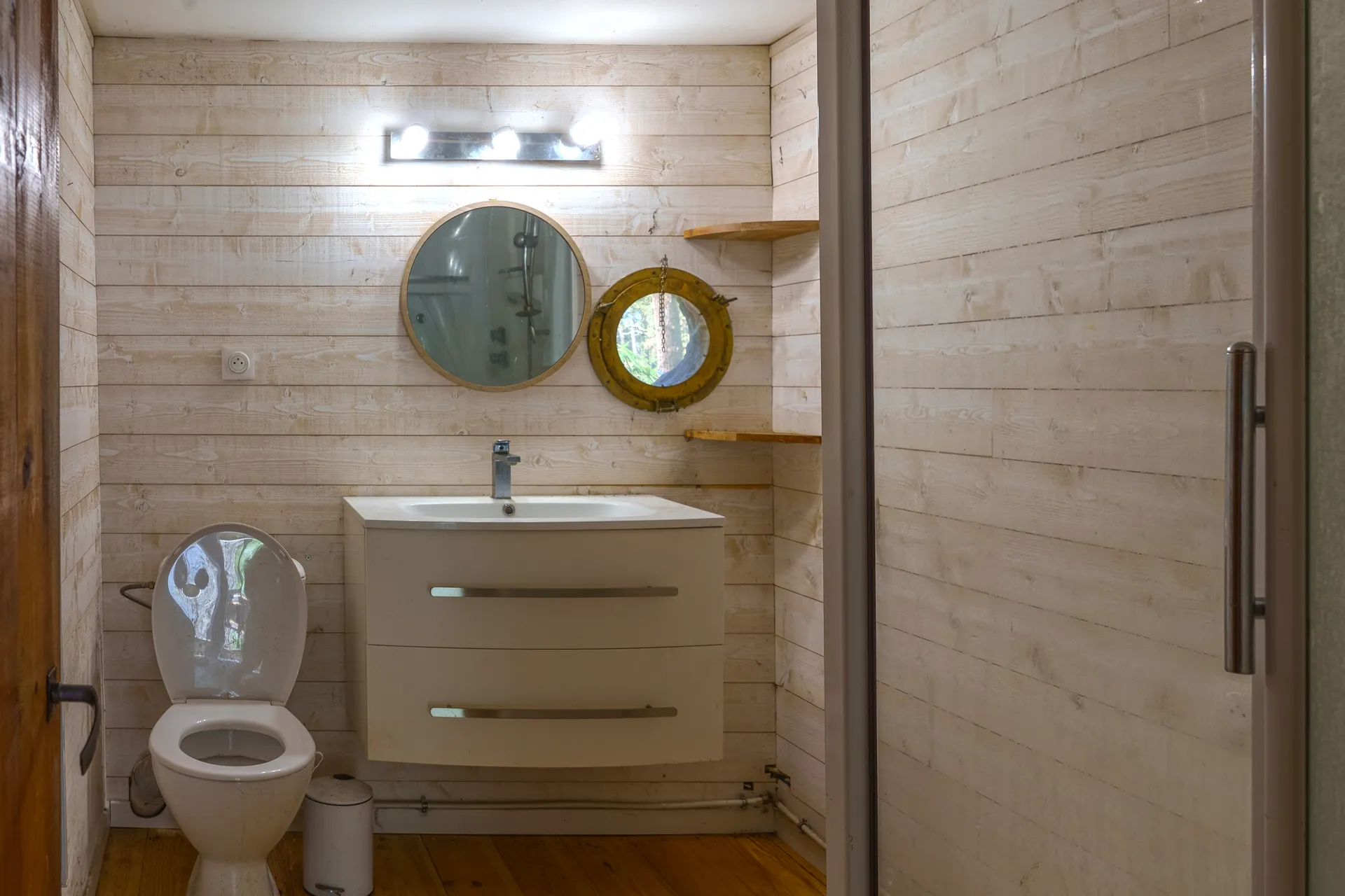 Salle de bain avant rénovation — lambris, meuble basique