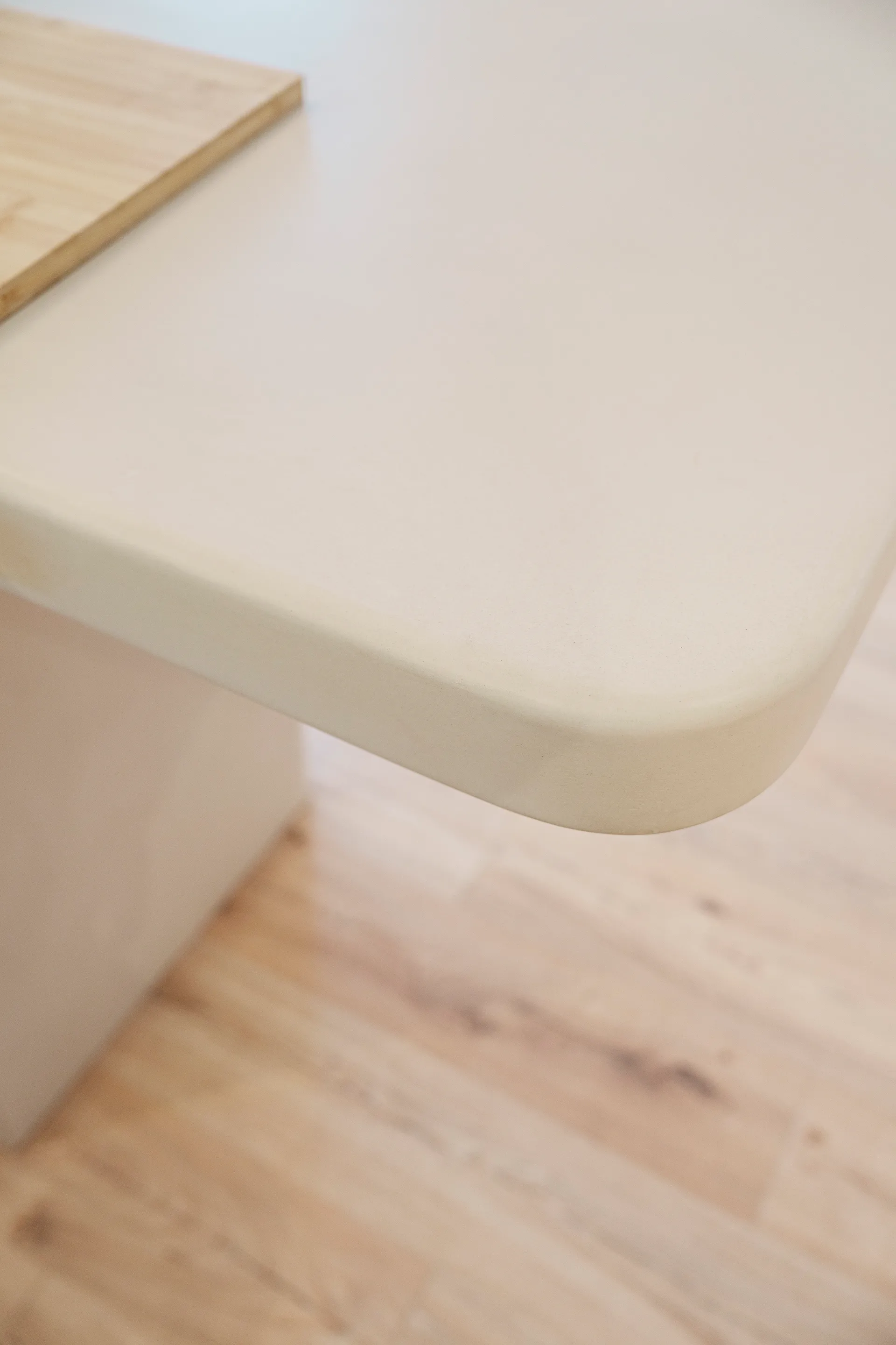 Cuisine beton cire — ilot central et rangements — DOD& Soustons