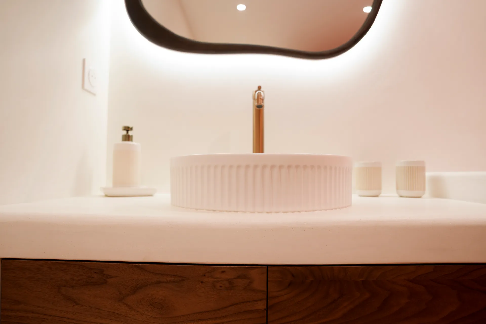 Salle de bain en beton cire — vasque et meuble sur mesure — DOD& Anglet