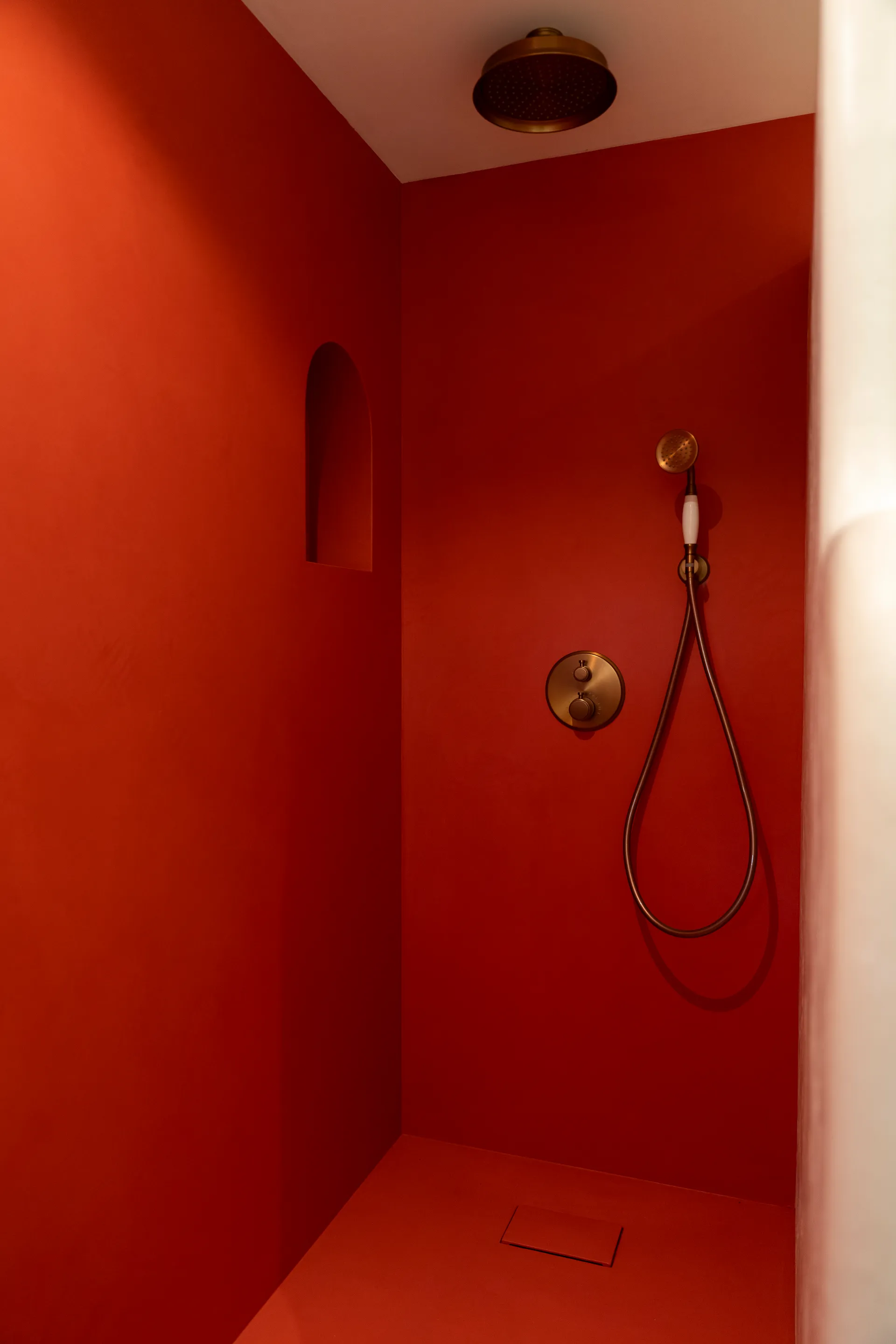 Salle de bain beton cire — baignoire et mur — DOD& Pau